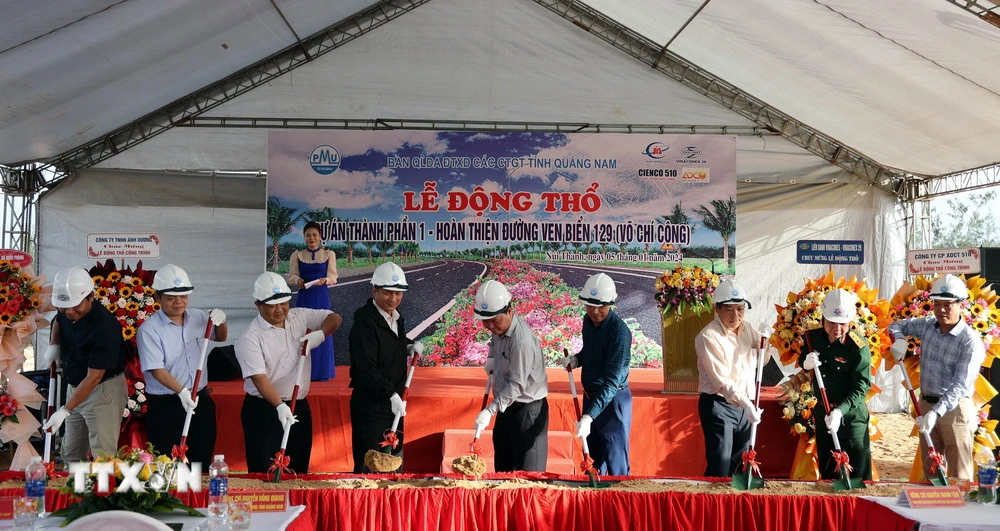 Lễ khởi công xây dựng hoàn thiện tuyến đường ven biển Quảng Nam. (Ảnh: Trần Tĩnh/TTXVN)