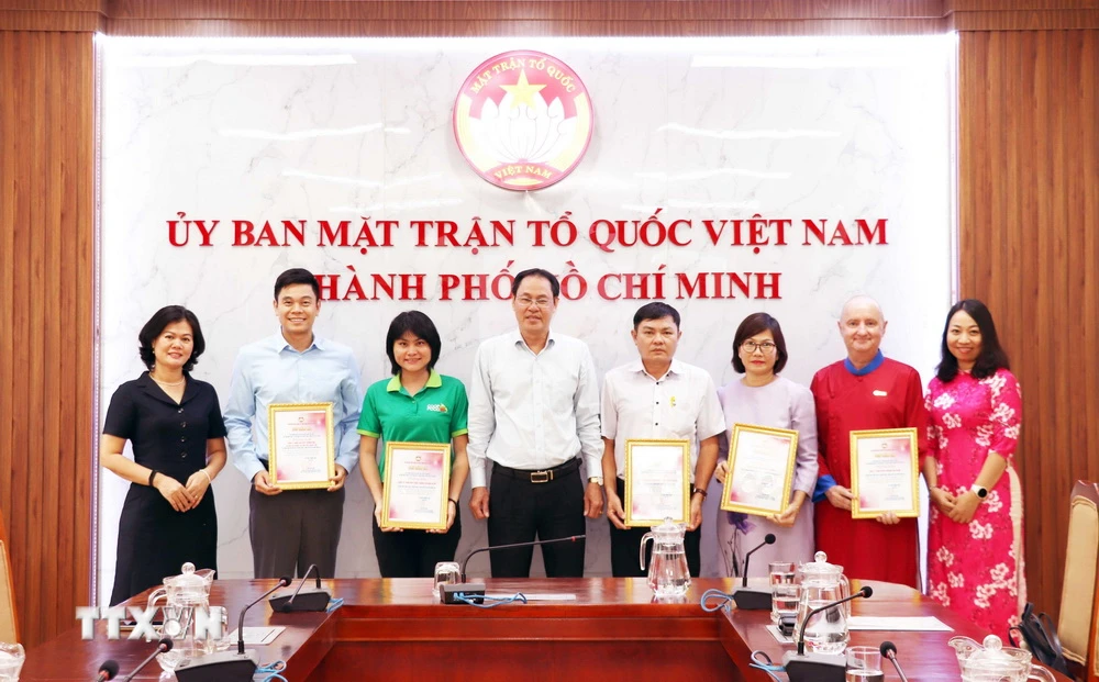 Phó Chủ tịch Thường trực Ủy ban MTTQ Việt Nam TP Hồ Chí Minh Nguyễn Thành Trung trao Thư cảm ơn cho đại diện các đơn vị đã ủng hộ Quỹ "Vì Người nghèo" đón Tết Giáp Thìn 2024. (Ảnh: Xuân Khu/TTXVN)