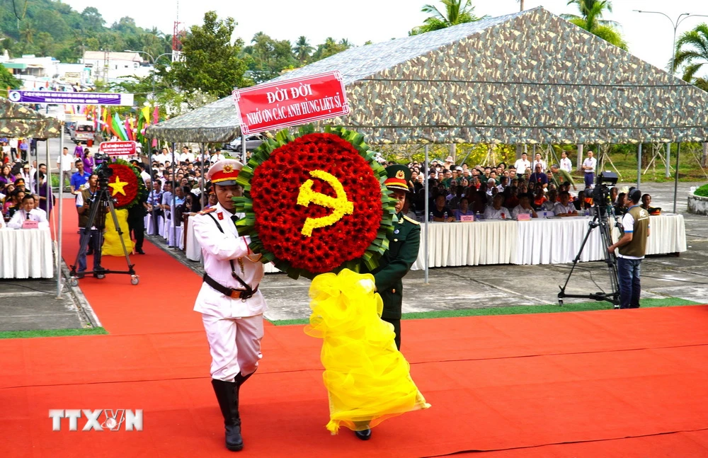 Dâng hoa tưởng niệm Anh hùng Lực lượng Vũ trang Nhân dân Phan Thị Ràng. (Ảnh: Văn Sĩ/TTXVN)