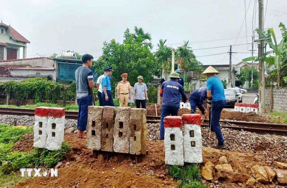 Đường ngang dân sinh qua đường sắt trên tuyến đường sắt Bắc-Nam. (Ảnh: TTXVN phát)