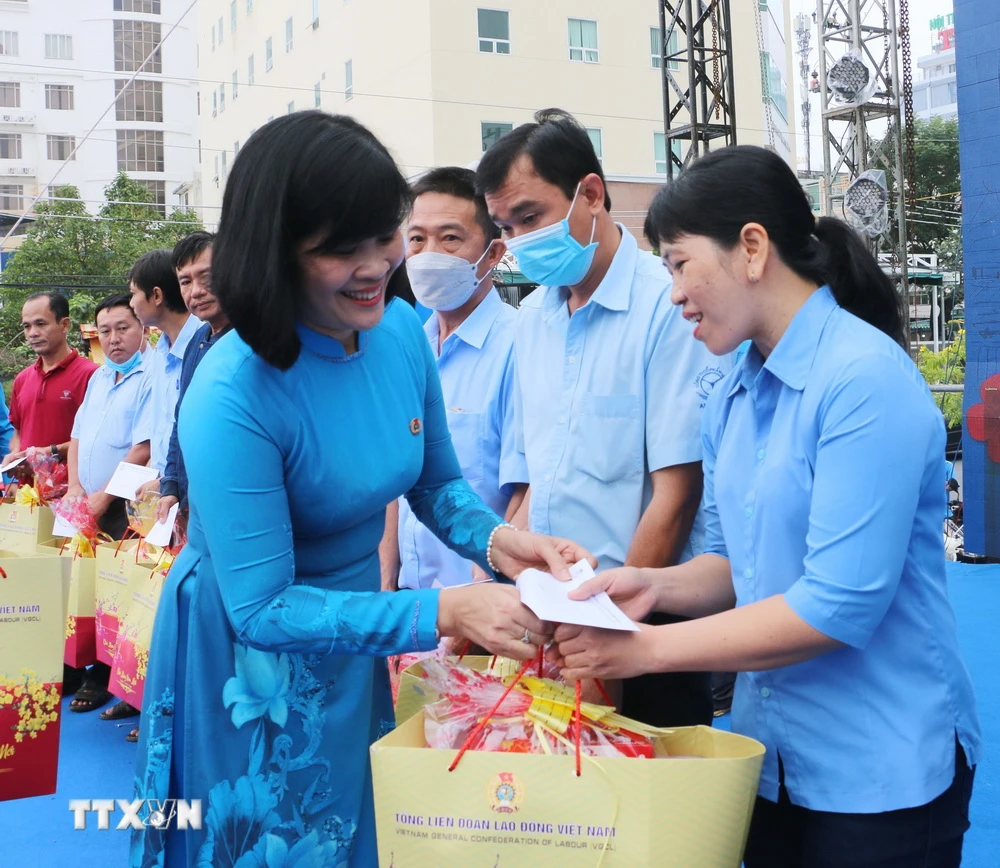 Bà Đỗ Thị Hồng Vân, Ủy viên Đoàn Chủ tịch, Trưởng ban Nữ công Tổng Liên đoàn Lao động Việt Nam trao quà Tết cho đoàn viên, người lao động có hoàn cảnh khó khăn dịp Tết Nguyên đán 2023. (Ảnh: Công Mạo/TTXVN)