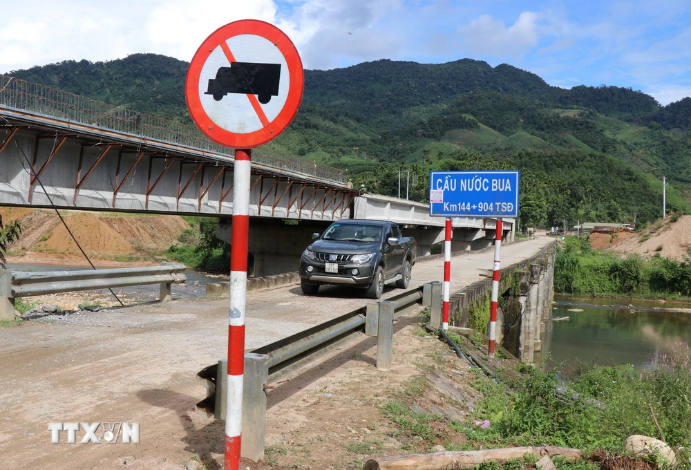 Cầu Nước Bua xã Sơn Bua, huyện Sơn Tây thuộc gói thầu C4 dự án đường Đông Trường Sơn qua Quảng Ngãi thay thế cầu cũ đã xuống cấp. (Ảnh: Phạm Cường/TTXVN)