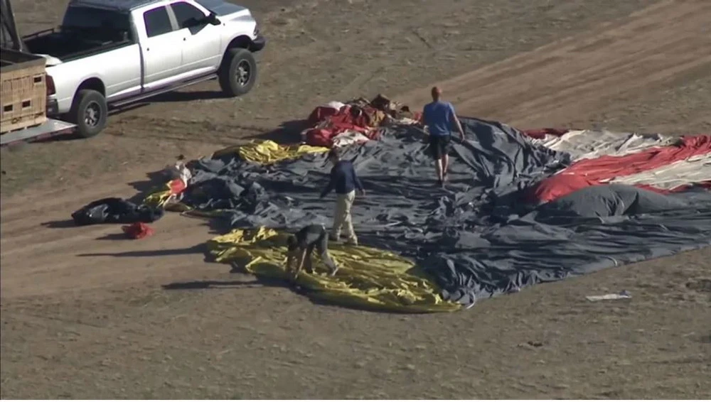 Có 13 người; trong đó có 8 vận động viên nhảy dù, 4 hành khách và 1 phi công, có mặt trên khinh khí cầu khi tai nạn xảy ra. (Nguồn: CNN)