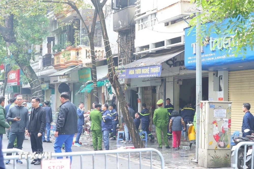 Hà Nội: Kịp thời thăm hỏi, động viên nạn nhân trong vụ cháy ở phố Hàng Lược- Ảnh 1.
