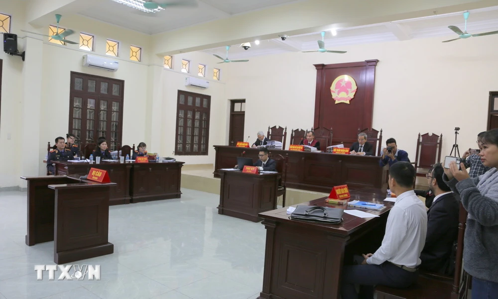 Hội đồng xét xử vụ án cựu Trưởng Công an quận Đồ Sơn và đồng phạm. (Ảnh: Minh Thu/TTXVN)