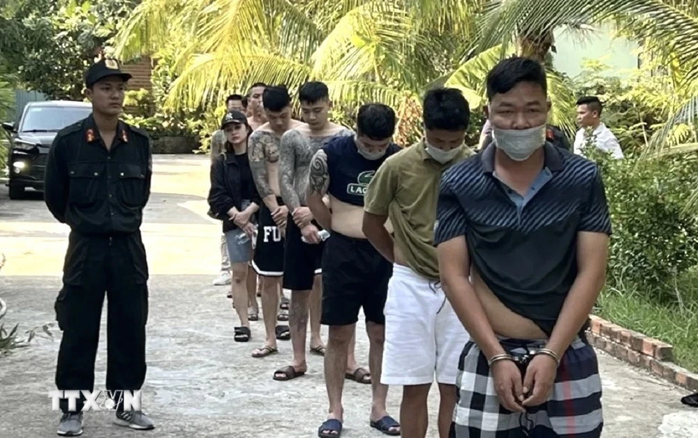 Các đối tượng bị bắt tại 1 khu resort thuộc ấp Rạch Hàm, xã Hàm Ninh, thành phố Phú Quốc, tỉnh Kiên Giang. (Ảnh: TTXVN phát)