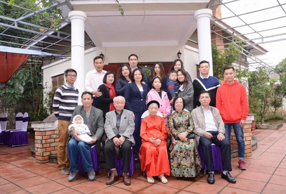 Một gia đình ở Hà Nội với 5 thế hệ. (Ảnh: Vietnam+)