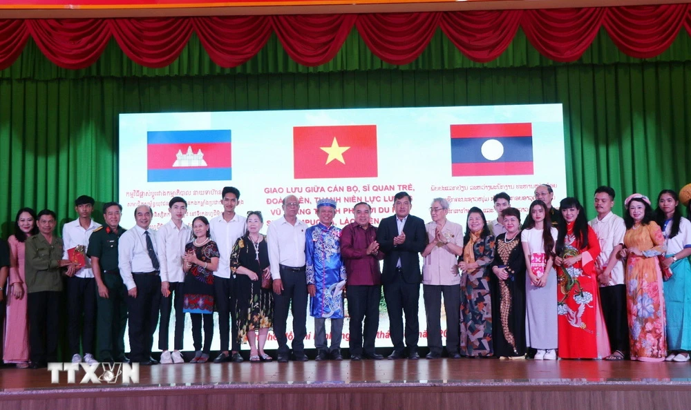 Đại diện Tổng lãnh sự quán Lào, Tổng lãnh sự quán Campuchia tại Thành phố chụp ảnh lưu niệm cùng các du học sinh Lào, Campuchia. (Ảnh: Xuân Khu/TTXVN)