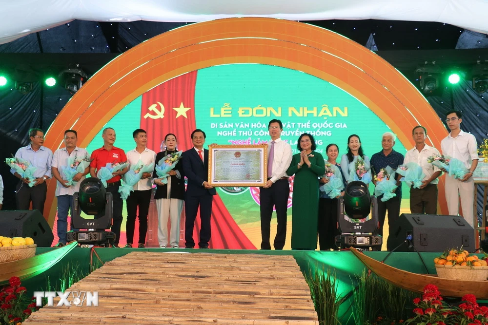 UBND huyện Lai Vung đón nhận quyết định Di sản Văn hóa Phi vật thể Quốc gia nghề thủ công truyền thống làm nem Lai Vung. (Ảnh: Nguyễn Văn Trí/TTXVN)