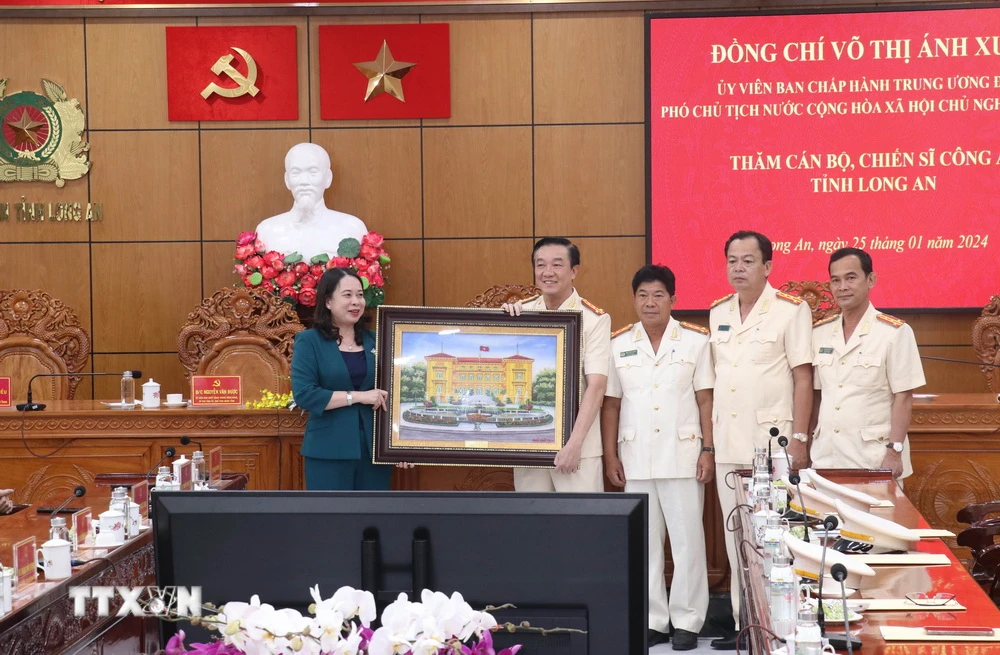 Phó Chủ tịch nước Võ Thị Ánh Xuân tặng quà cho cán bộ, chiến sỹ Công an tỉnh Long An. (Ảnh: TTXVN phát)