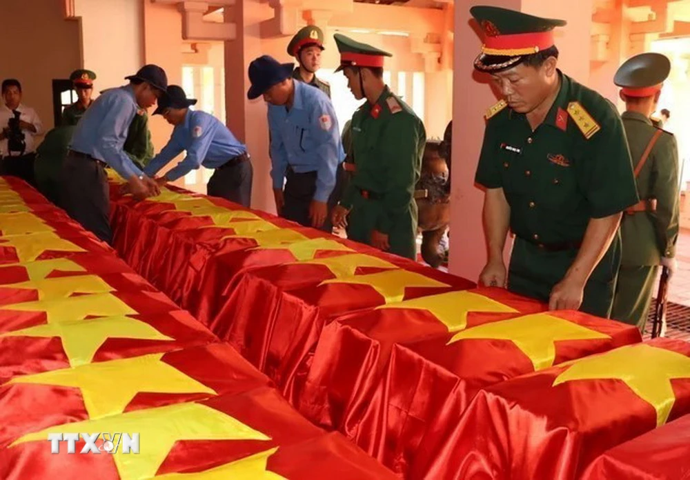 Hài cốt 43 Liệt sỹ quân tình nguyện được đón về nước sau đó sẽ tổ chức lễ truy điệu và an táng tại Nghĩa trang Liệt sỹ tỉnh Bình Phước. (Ảnh: TTXVN phát)