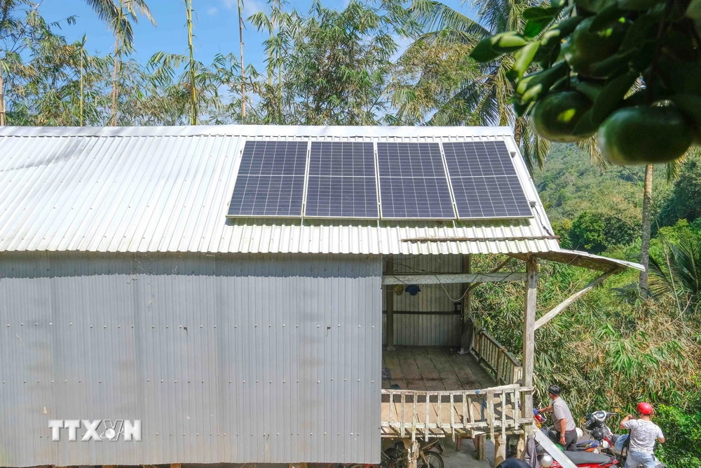 Các tấm pin năng lượng mặt trời được lắp trên mái căn chòi ở vườn quýt hồng của anh Nguyễn Hữu Hạnh tại xã An Hảo, huyện Tịnh Biên, tỉnh An Giang. (Ảnh: Thanh Liêm/TTXVN)