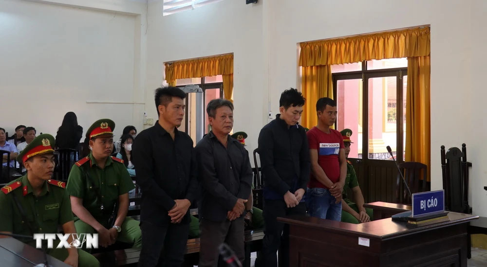 Các bị cáo tại phiên tòa của vụ án tổ chức cho người khác xuất cảnh trái phép tại Kiên Giang. (Ảnh: Lê Huy Hải/TTXVN)