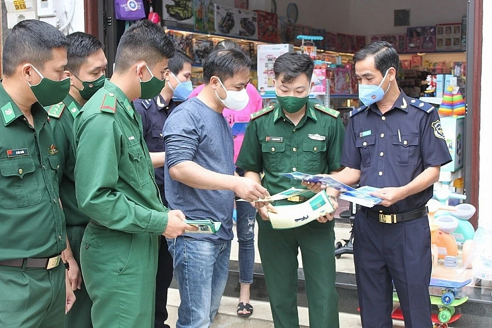 Hải quan Quảng Ninh tích cực phối hợp đẩy mạnh tuyên truyền, phổ biến pháp luật cho người dân, doanh nghiệp. (Nguồn: Hải quan)
