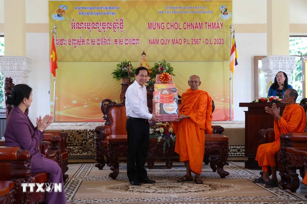 Bí thư Thành ủy Cần Thơ Lê Quang Mạnh tặng quà nhân dịp Tết Chôl Chnăm Thmây cho Học viện Phật giáo Nam Tông Khmer. (Ảnh: Thanh Liêm/TTXVN)