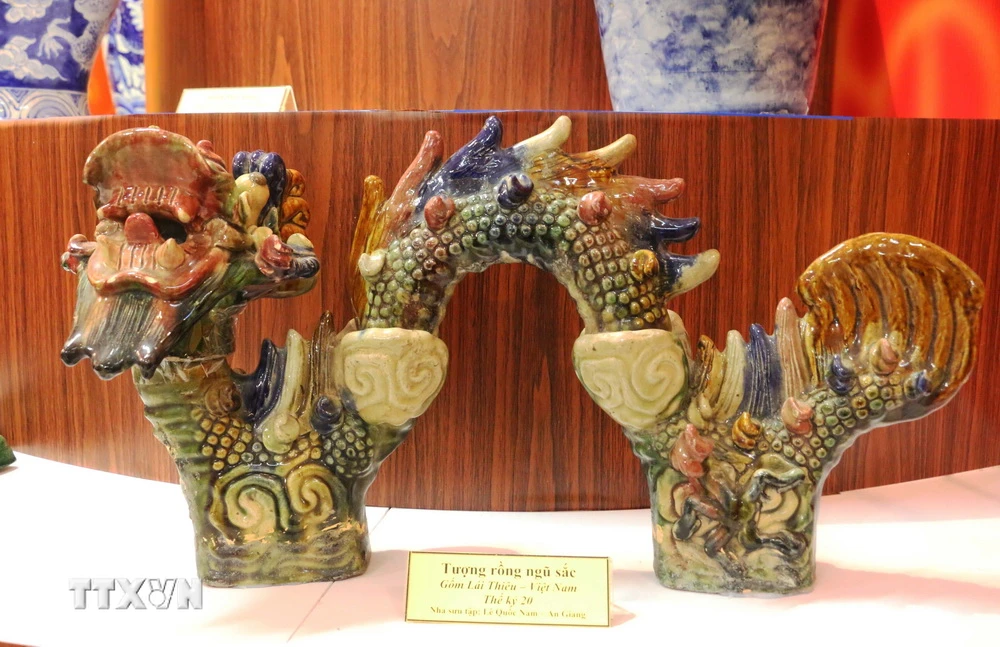Tượng rồng ngũ sắc bằng gốm Lái Thêu, hiện vật thế kỷ XX, trưng bài tại Bảo tàng tỉnh An Giang. (Ảnh: Công Mạo/TTXVN)