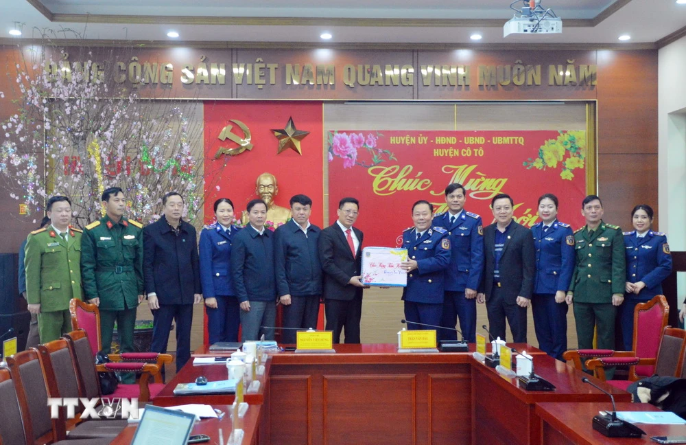 Bộ tư lệnh Vùng Cảnh sát biển 1 chúc Tết Huyện ủy, UBND huyện Cô Tô. (Ảnh: Hoàng Ngọc/TTXVN)