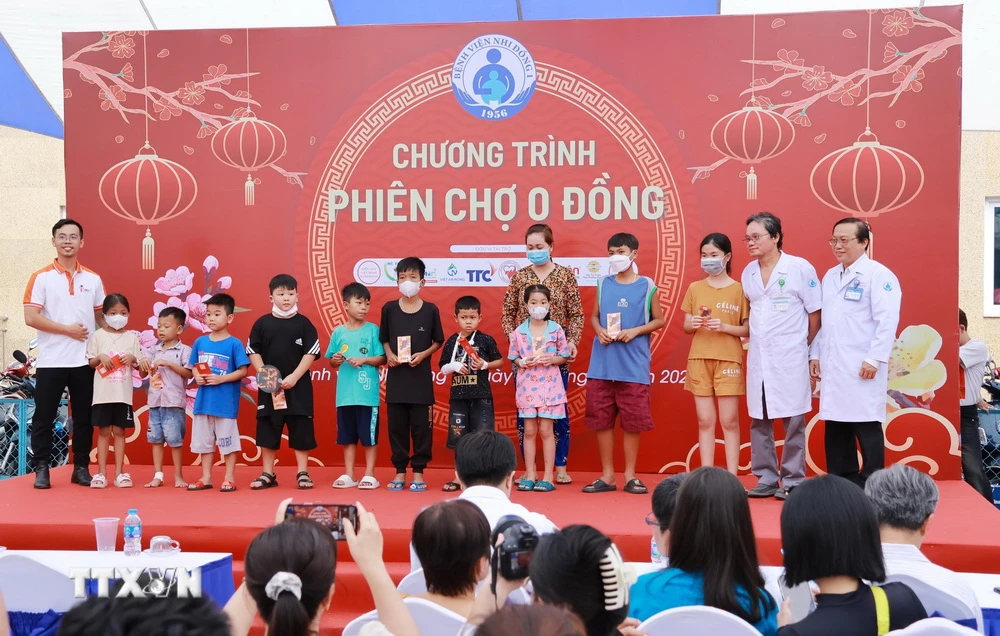 Lì xì cho bệnh nhi tại Phiên chợ 0 đồng do Bệnh viện Nhi đồng 1 tổ chức. (Ảnh: Đinh Hằng/TTXVN)