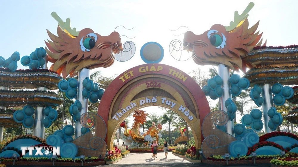 Cổng “Lưỡng long chầu nguyệt” tại đường hoa xuân Phú Yên. (Ảnh: Xuân Triệu/TTXVN)