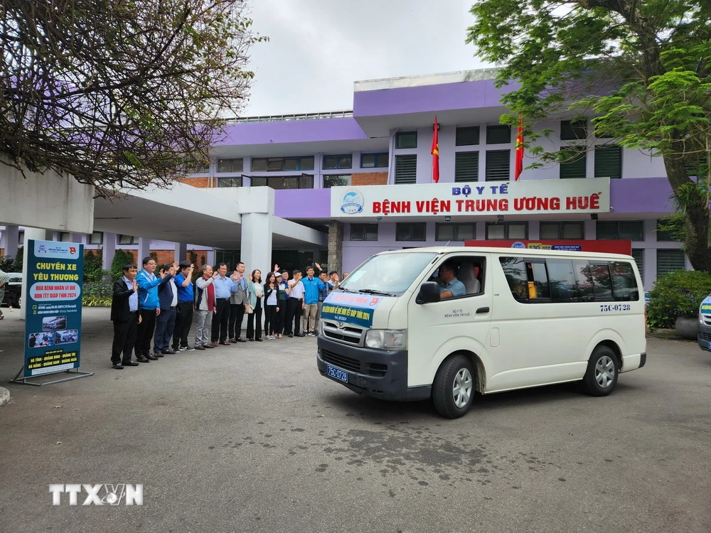 Đội ngũ y bác sỹ Bệnh viện Trung ương Huế chào tạm biệt bệnh nhân về quê đón Tết. (Ảnh: Mai Trang/TTXVN)