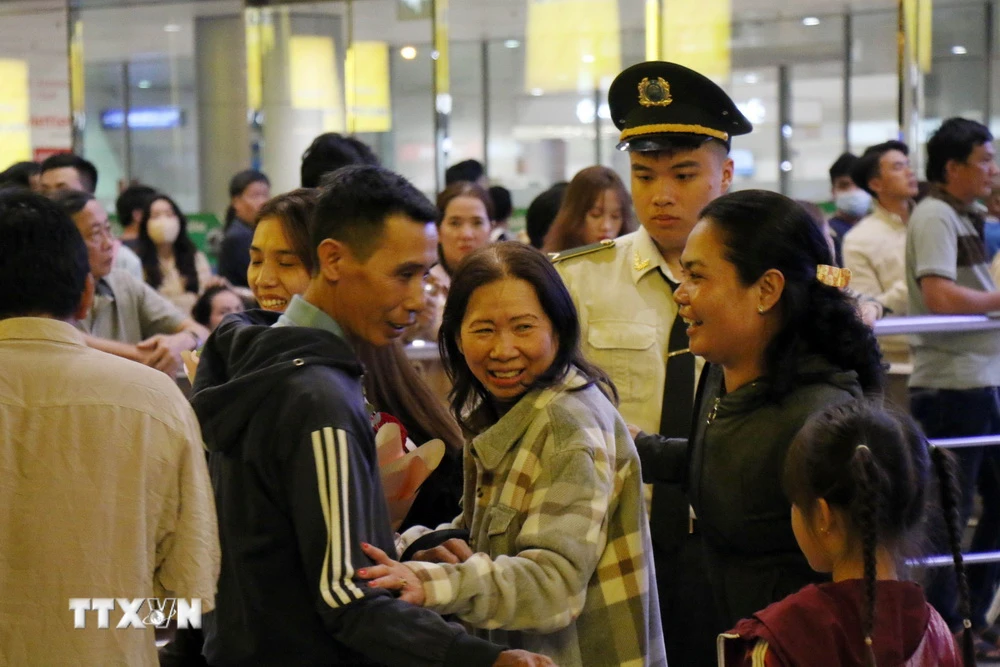 Không khí xúc động khi đón người thân từ nước ngoài về Việt Nam đón Tết Nguyên đán 2024. (Ảnh: Tiến Lực/TTXVN)