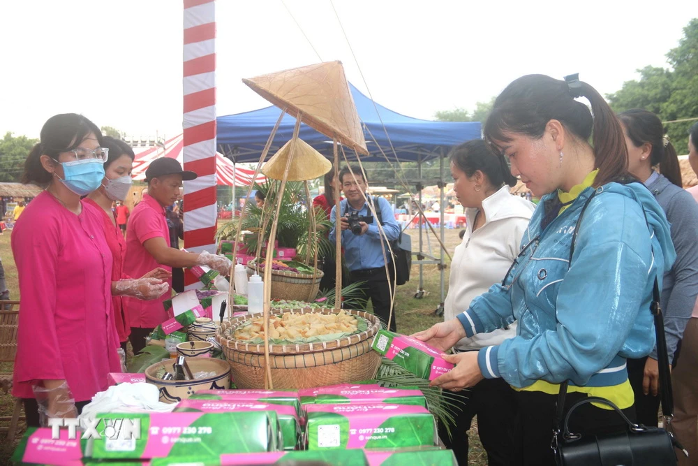 Người dân trải nghiệm các gian hàng ẩm thực Nam Bộ tại Liên hoan ẩm thực Nam bộ tỉnh Trà Vinh năm 2023. (Ảnh: Thanh Hòa/TTXVN)