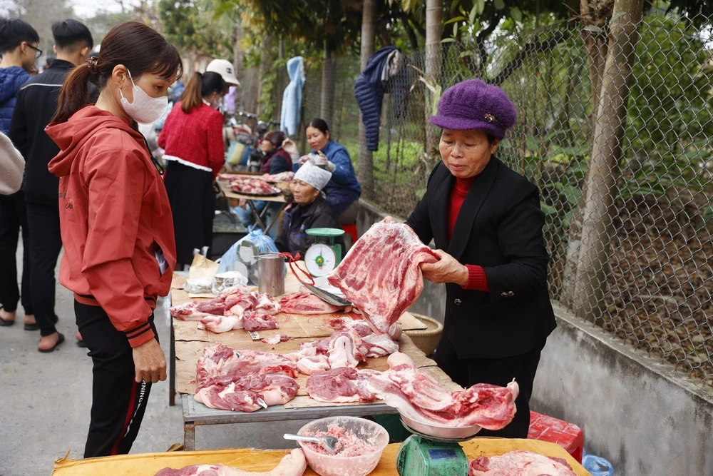 Một số điểm chợ nhỏ bắt đầu bán hàng. (Ảnh: Minh Quyết/TTXVN)