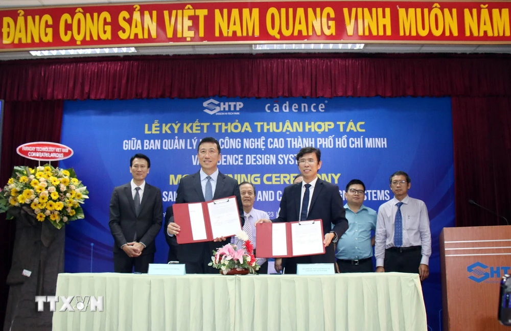  Đại diện Khu Công nghệ cao Thành phố Hồ Chí Minh và Cadence Design Systems (CDNS, Hoa Kỳ) ký kết ghi nhớ hợp tác. (Ảnh: Tiến Lực/TTXVN)