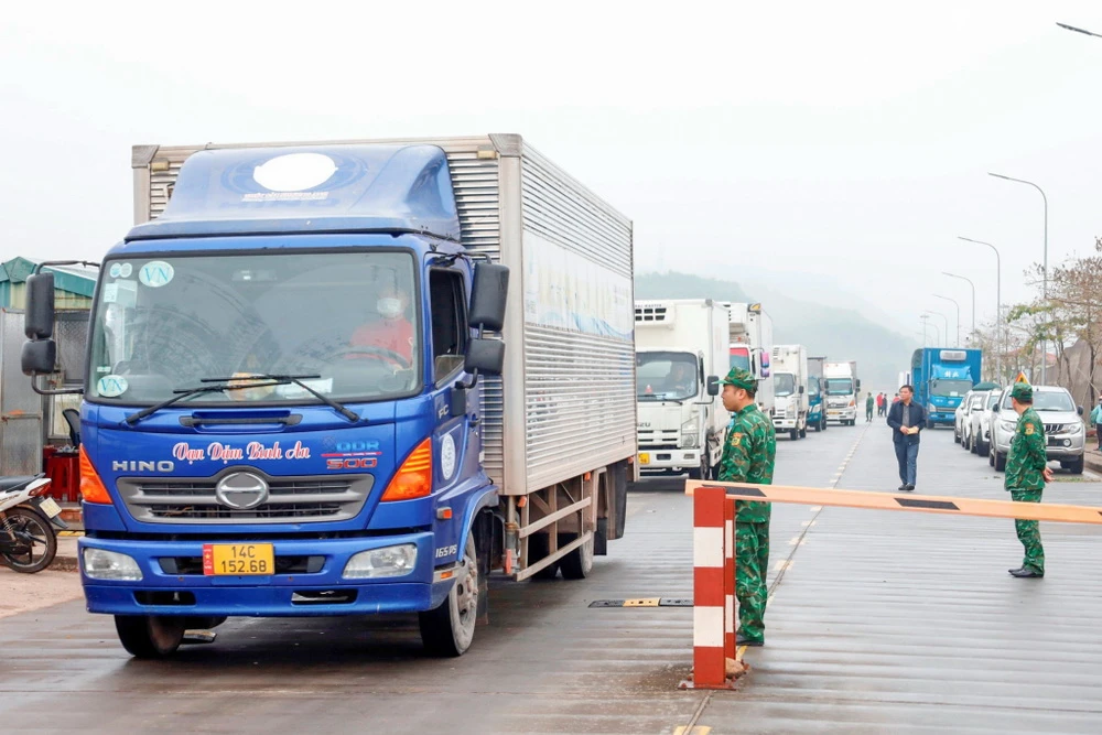 Những lô hàng đầu tiên xuất khẩu sang Trung Quốc qua lối mở cầu phao tạm Km3+4 Hải Yên sau kỳ nghỉ Tết Nguyên đán 2024. (Nguồn: báo Quảng Ninh)