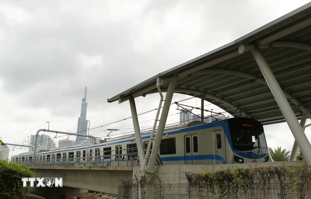 Đoàn tàu đầu tiên của tuyến Metro số 1 (Bến Thành-Suối Tiên) chạy thử nghiệm. (Ảnh: Thanh Vũ/TTXVN)
