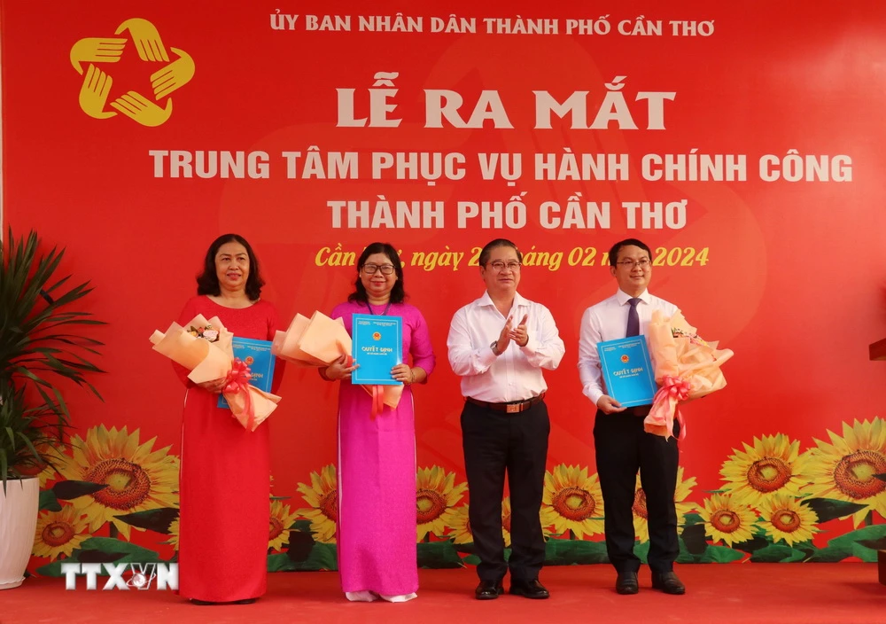 Lãnh đạo Trung tâm phục vụ hành chính công thành phố Cần Thơ ra mắt tại buổi lễ. (Ảnh: Ngọc Thiện/TTXVN)