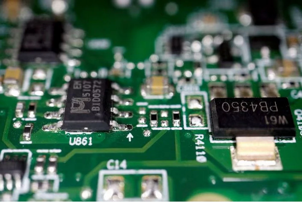 Các chip bán dẫn được nhìn thấy trên bảng mạch in. (Nguồn: Reuters)