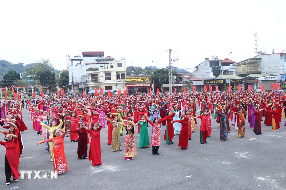 Màn đồng diễn và diễu hành áo dài của hơn 1.400 phụ nữ Bắc Kạn. (Ảnh TTXVN phát)