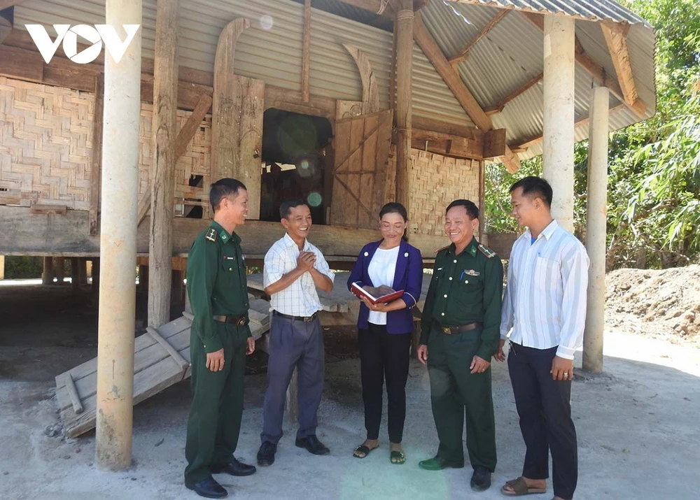 Thiếu tá Dương Văn Lương (bên trái ảnh) trao đổi công việc với lãnh đạo UBND xã và đảng viên Chi bộ thôn Dục Nhầy 1, xã Đăk Dục, huyện Ngọc Hồi, tỉnh Kon Tum. (nguồn: VOV)