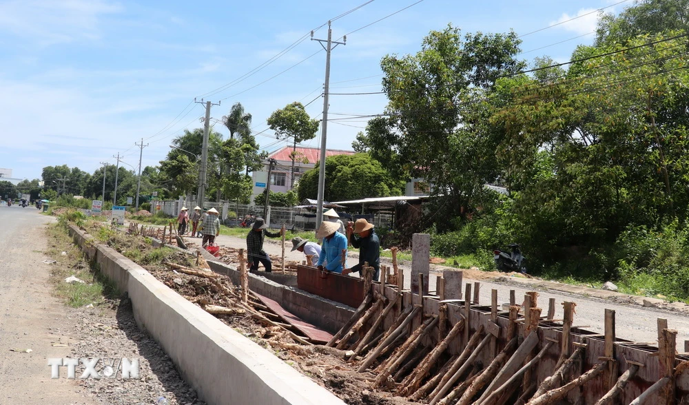 Dự án, công trình xây dựng đường Nguyễn Phúc Chu trên địa bàn thành phố Hà Tiên (Kiên Giang) đang giai đoạn thi công. Ảnh: Lê Huy Hải - TTXVN