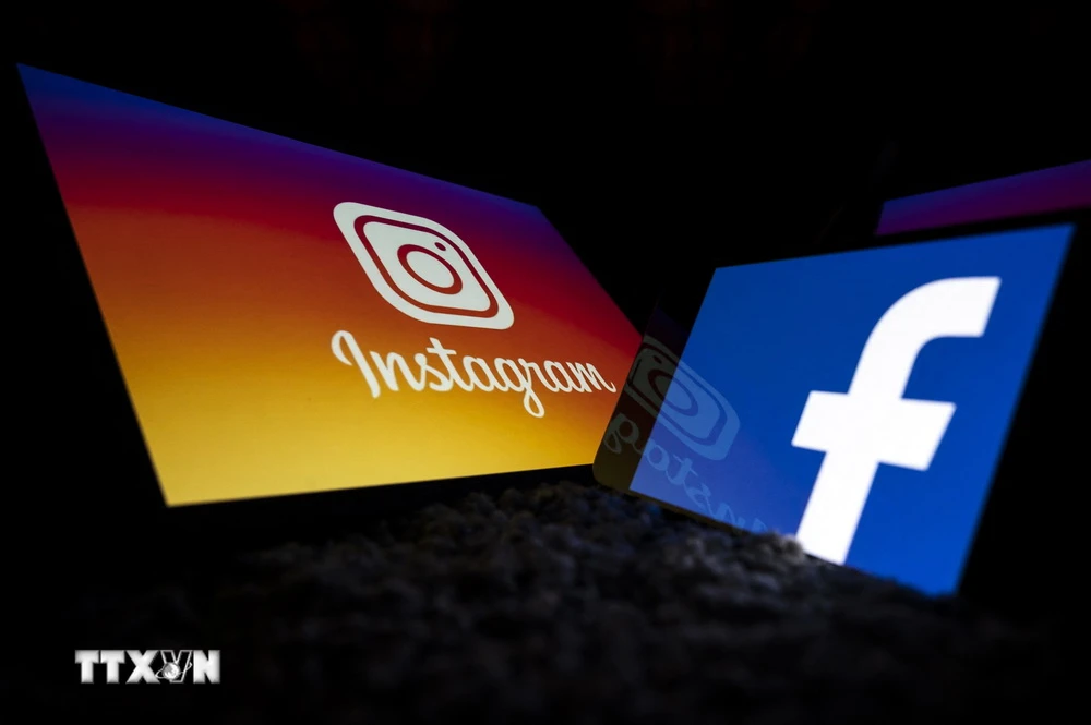 Biểu tượng của trang mạng xã hội Facebook và Instagram trên màn hình điện thoại thông minh và máy tính bảng ở Toulouse, Pháp. (Ảnh: AFP/TTXVN)