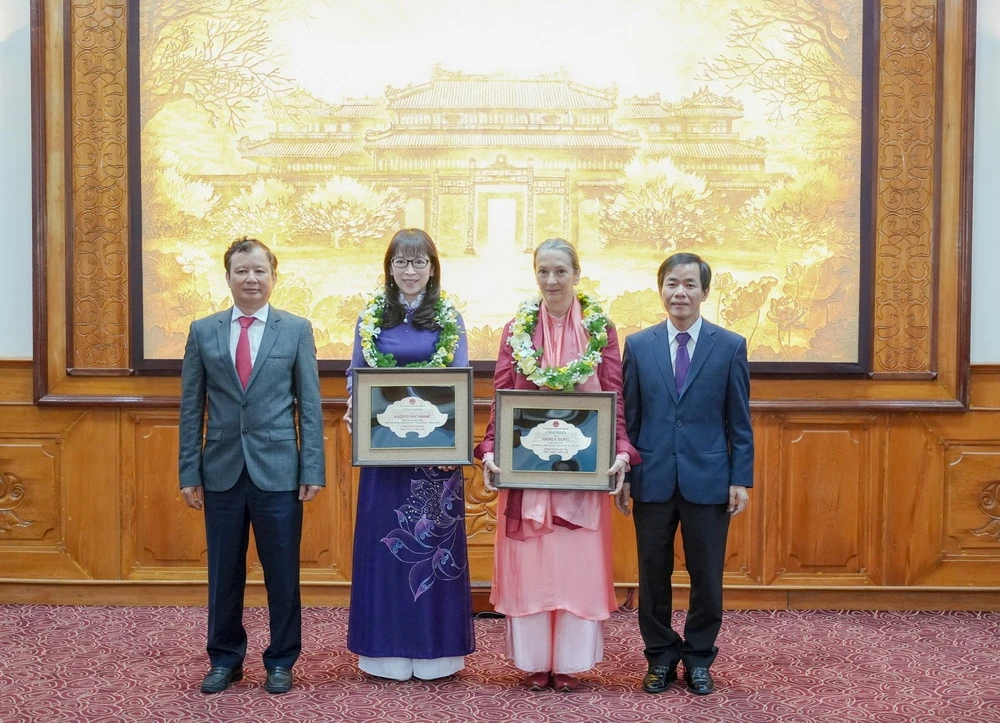 Trao tặng danh hiệu Công dân danh dự tỉnh Thừa Thiên-Huế cho cho bà Andrea Teufel và bà Kazuyo Watanabe. (Ảnh: Mai Trang/TTXVN)