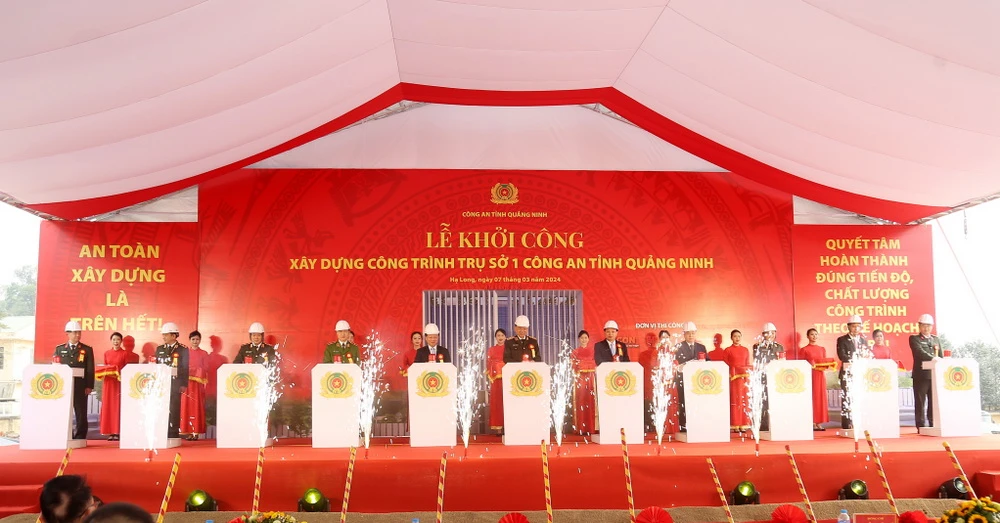 Các đại biểu bấm nút khởi công Dự án đầu tư xây dựng công trình trụ sở làm việc Công an tỉnh Quảng Ninh. (Nguồn: báo Quảng Ninh)