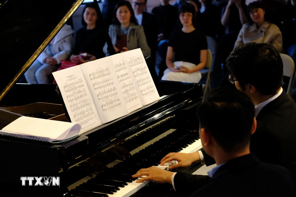Chuỗi chương trình biểu diễn âm nhạc cổ điển sẽ kéo dài đến ngày 17/3 với nhiều loại nhạc cụ khác nhau như piano, kèn đồng, violin. (Ảnh: Nguyễn Dũng/TTXVN)