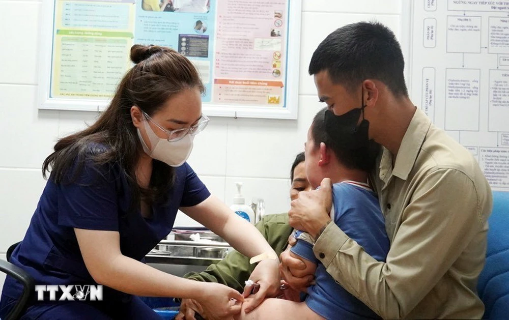 Cán bộ y tế tiêm huyết thanh kháng dại và vaccine phòng dại cho người dân. (Ảnh minh: TTXVN phát)