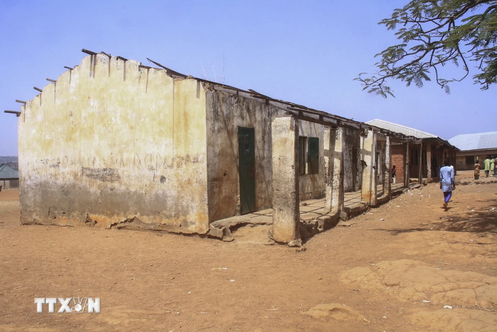 Cảnh vắng vẻ tại trường Kuriga, Nigeria, sau khi hơn 250 học sinh bị các tay súng bắt cóc ngày 8/3 vừa qua. (Ảnh: AFP/TTXVN)
