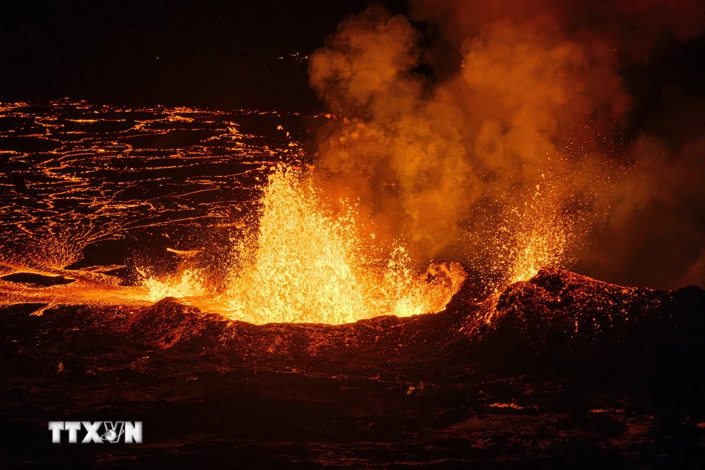 Khói lửa và dung nham phun trào khi núi lửa hoạt động trên bán đảo Reykjanes, Tây Nam Iceland ngày 19/12/2023. (Ảnh: AFP/TTXVN)