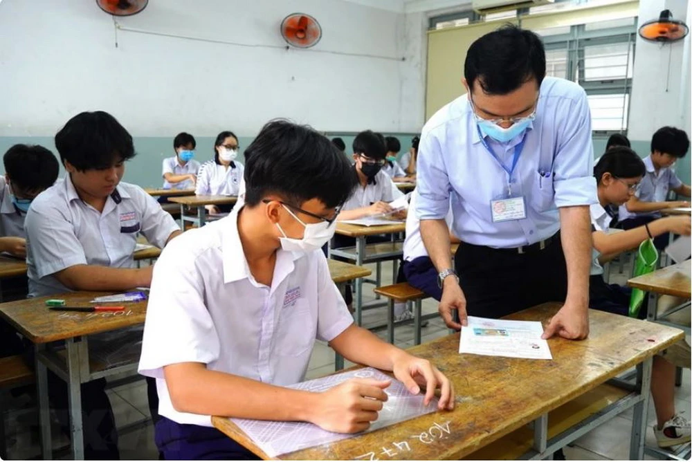 Thí sinh trước giờ làm bài thi môn Ngữ văn tại kỳ thi tuyển sinh lớp 10 ở Thành phố Hồ Chí Minh. (Ảnh: TTXVN phát)