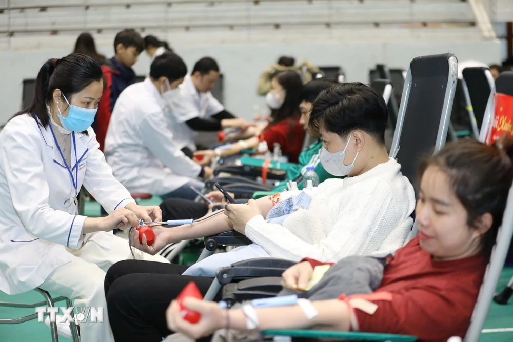 Cán bộ, công chức, viên chức, người lao động tham gia hiến máu tình nguyện. (Ảnh: Anh Tuấn/TTXVN)