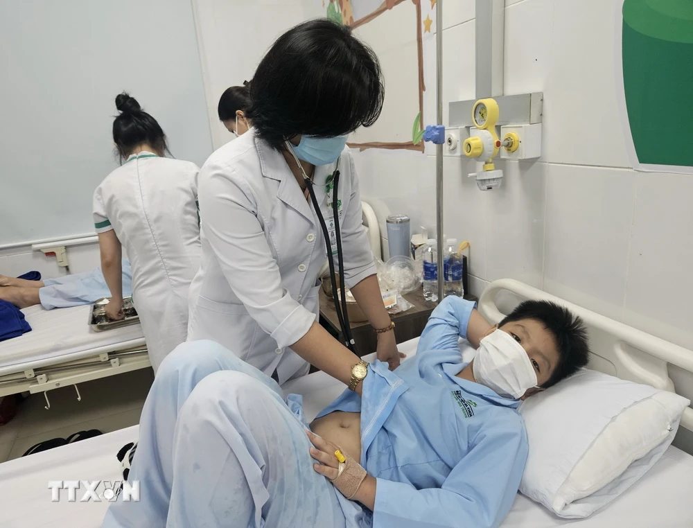 Bác sỹ Bệnh viện Đa khoa Sài gòn-Nha Trang thăm khám cho bệnh nhi nghi do ăn thức ăn ở quán cơm, phở gà ở đường Bà Triệu, thành phố Nha Trang, tỉnh Khánh Hòa. (Ảnh: TTXVN phát)