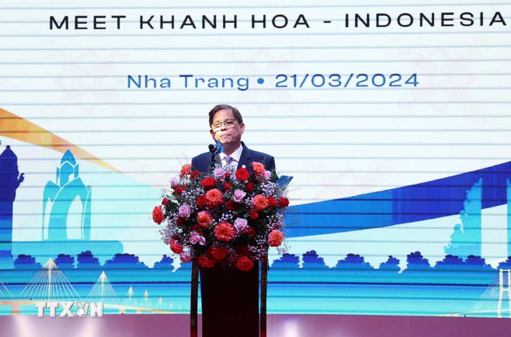 Ông Nguyễn Tấn Tuân, Chủ tịch UBND tỉnh Khánh Hòa phát biểu khai mạc hội nghị. (Ảnh: Tiên Minh/TTXVN)
