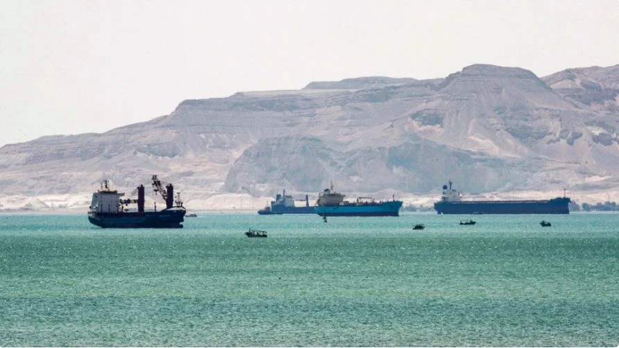 Tàu thuyền di chuyển qua kênh đào Suez, Ai Cập. (Ảnh: AFP/TTXVN)