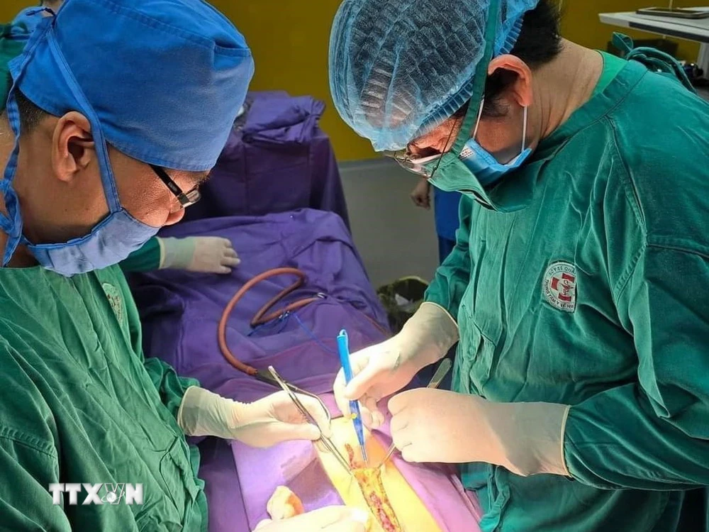 Một ekíp thực hiện phẫu thuật lấy dị vật ra khỏi ổ bụng bệnh nhân ở Quảng Ninh. (Ảnh: TTXVN phát)