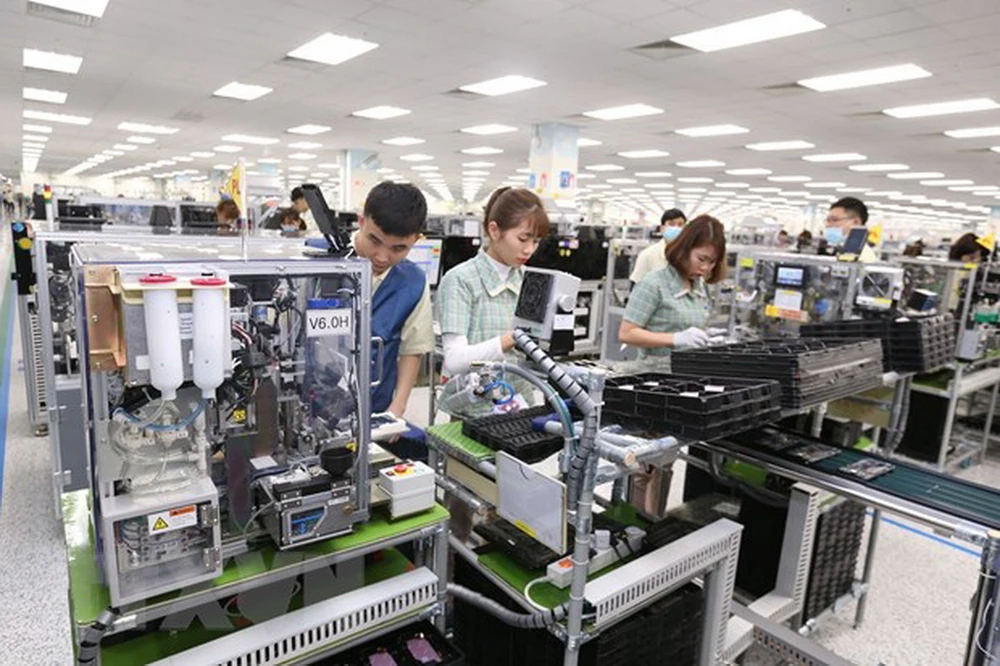 Công nhân Công ty TNHH Samsung Electronics Việt Nam sản xuất điện thoại thông minh. (Ảnh: Anh Tuấn/TTXVN)