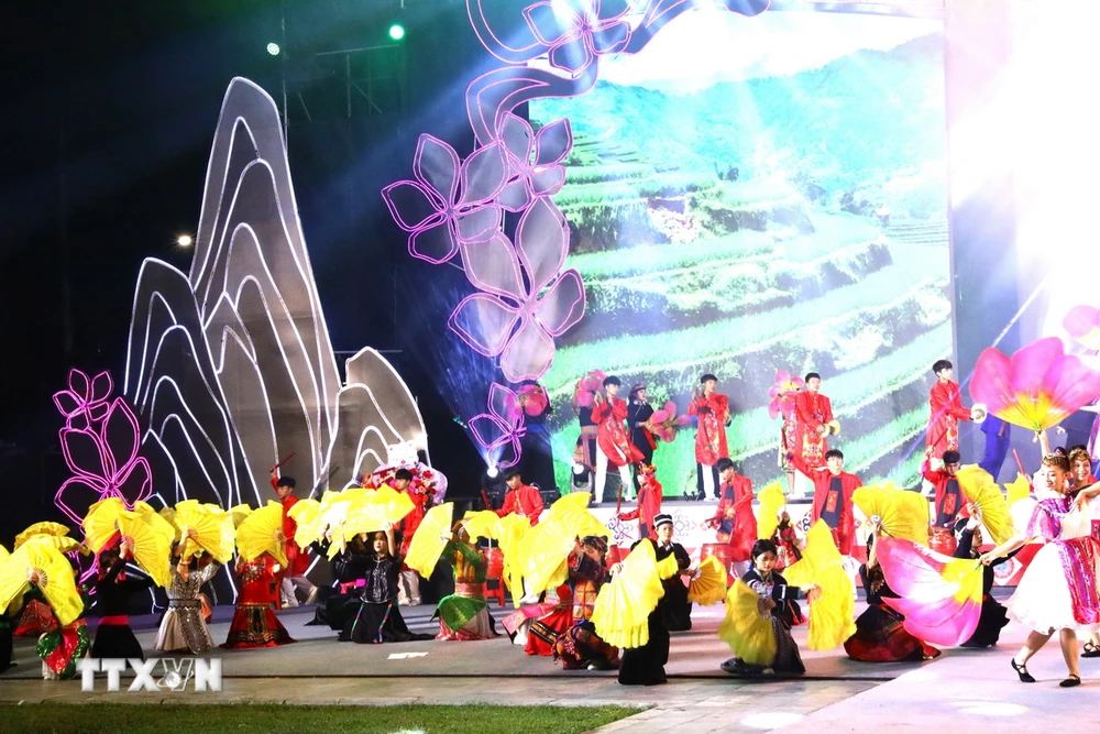 Chương trình nghệ thuật đặc biệt "Hà Giang-hội tụ những sắc màu," tại khai mạc Lễ hội Văn hóa, Du lịch, Ẩm thực Quốc tế-Hà Giang lần thứ nhất. (Ảnh: Minh Tâm/TTXVN)